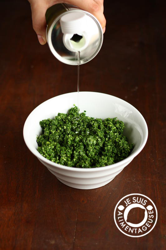 A new spin on pesto, this time with kale! #alimentageuse #cleaneating #vegetarian #green