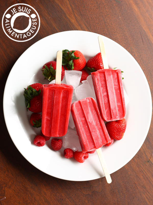 #Strawberry #Raspberry #Popsicles from alimentageuse.com. Perfect for a bright summer day! #vegan