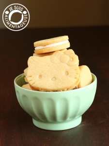 Copycat Golden Oreos - #Milk-flavoured #oreos for those who aren't the biggest fans of the chocolate originals | alimentageuse.com #desserts #goldenoreos