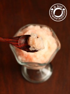 Pink Grapefruit Granita - The most amazing treat for a hot day, only 2 ingredients! | alimentageuse.com #summer #granita #grapefruit #dessert #frozen