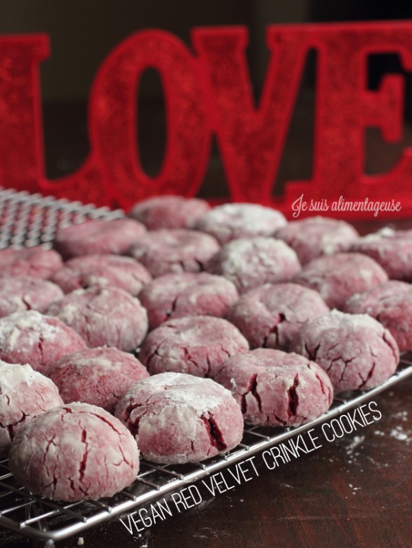 Vegan Red Velvet Crinkle Cookies - with absolutely NO FOOD COLOURING! #natural #vegan #redvelvet #valentines #cookies