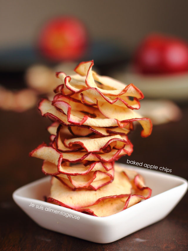 Want a candy-like snack that's totally healthy? Try these baked apple chips. Super easy to make! | Je suis alimentageuse | #sponsored #vegan #glutenfree #apples #healthy