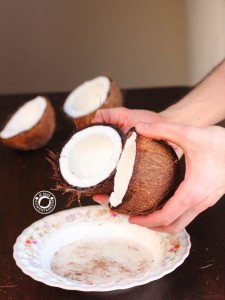 How to crack a coconut | Je suis alimentageuse | #DIY #coconut #vegan #glutenfree