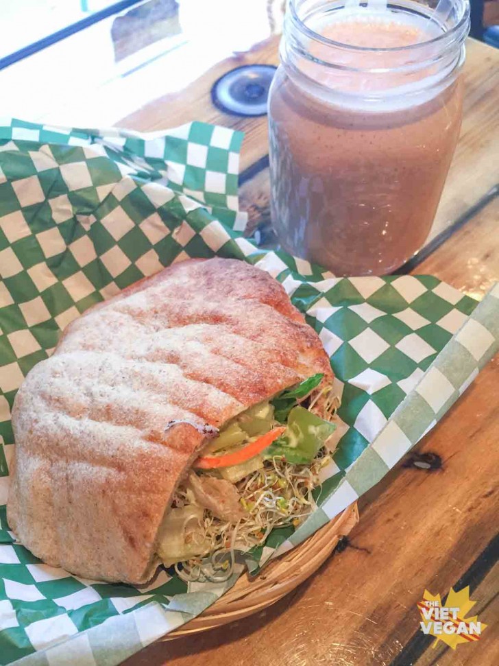 Green Panther Falafusion and St Basilic Smoothie